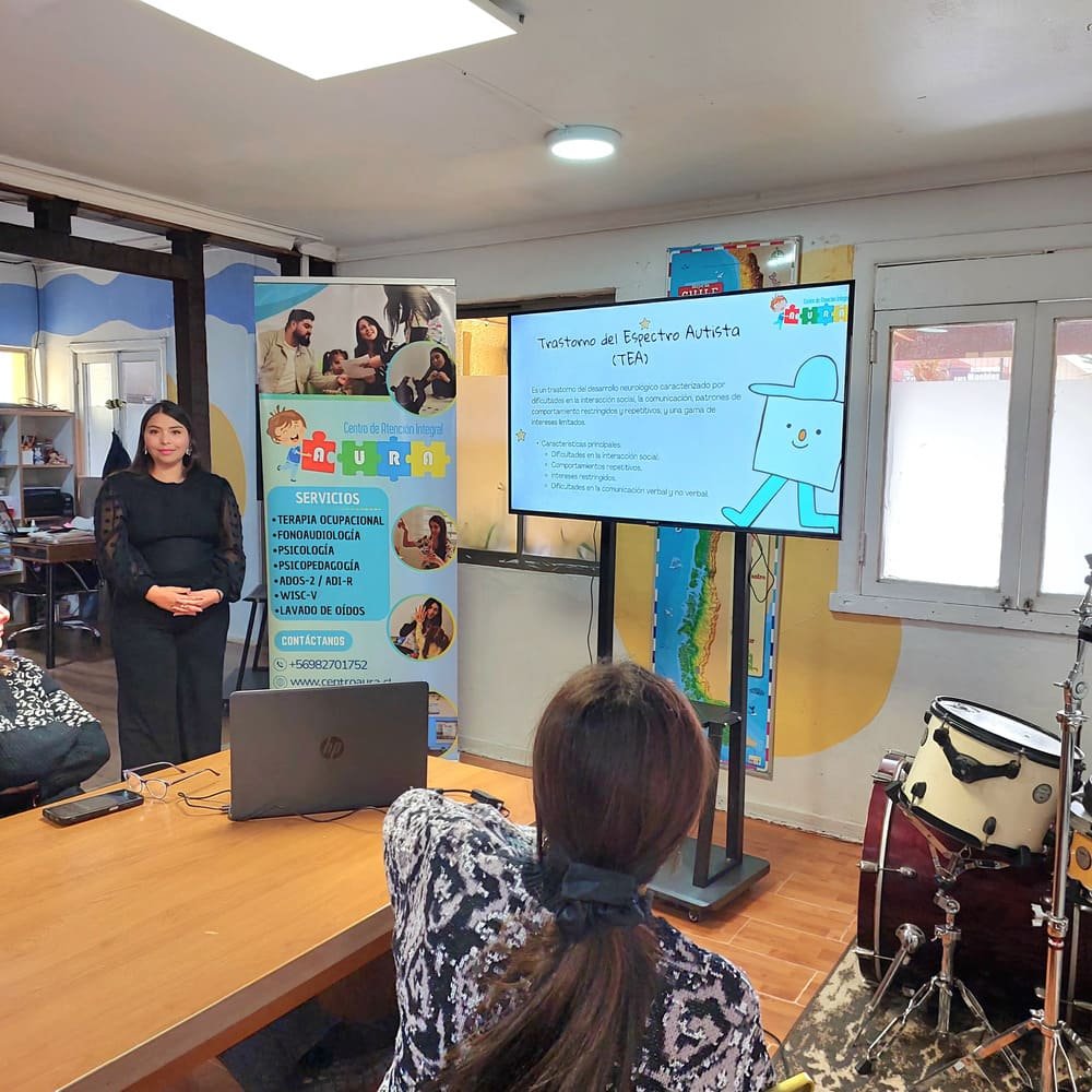 Equipo de Centro Aura impartiendo charla sobre educación inclusiva en el Colegio Hyatt.