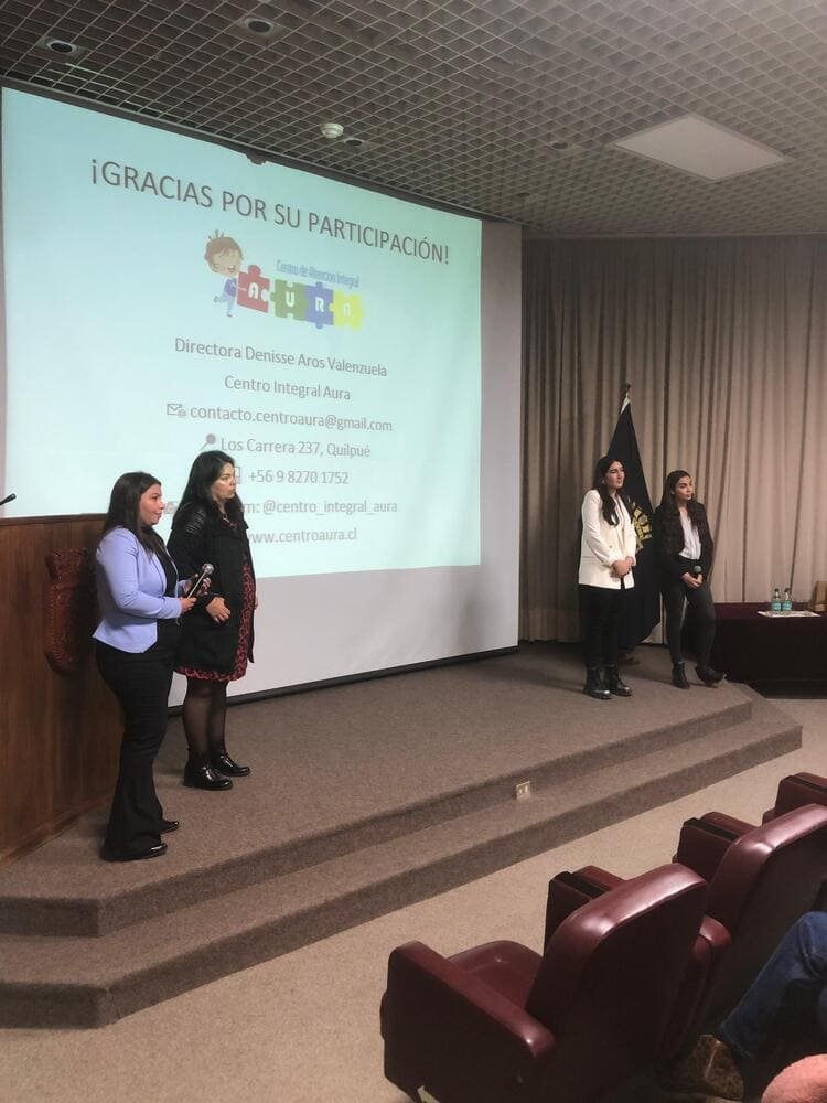 rofesionales de Centro Aura realizando exposición sobre estimulación temprana y neurodesarrollo en el Hospital Naval. rofesionales de Centro Aura realizando exposición sobre estimulación temprana y neurodesarrollo en el Hospital Naval.