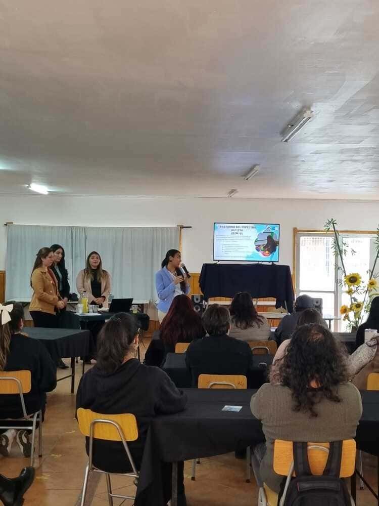 Docentes y profesionales participando en taller teórico-práctico sobre la Ley de Autismo dirigido por el equipo de Centro Aura.