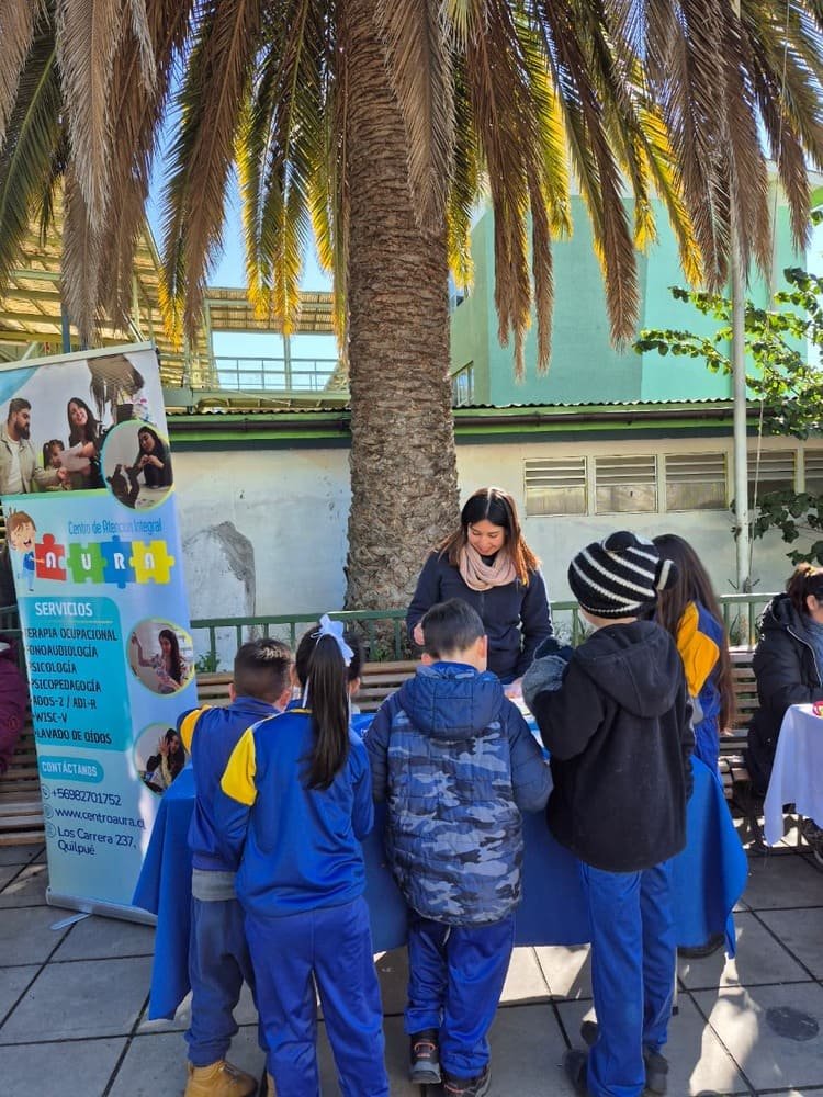 Equipo de Centro Aura mostrando materiales terapéuticos en stand educativo del Colegio Coggzai. Equipo de Centro Aura mostrando materiales terapéuticos en stand educativo del Colegio Coggzai.
